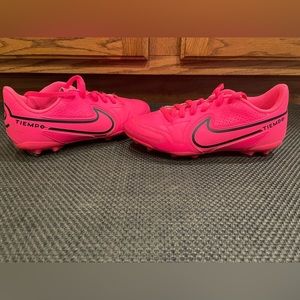 Nike Girls Pink Soccer Cleats Size 4 Youth Pre-owned